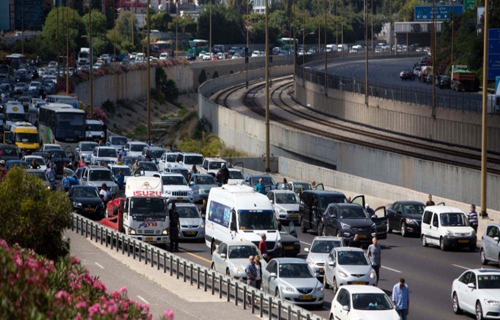 Ir para  <p>O Minist&eacute;rio das Cidades vai entrar com pedido de suspens&atilde;o da liminar que torna sem efeito a Lei do Farol Baixo (Lei 13.290). A Advocacia-Geral da Uni&atilde;o foi notificada nesta sexta-feira do teor da...